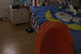 小肉球兄弟俩！轩轩和弟弟皓皓分床睡 两人睡姿超可爱图片