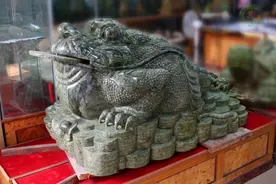 三足金蟾的文玩摆件怎么摆招财？讲究也不少图片