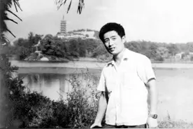 父女俩多年都会在同一地方合影，看完照片觉得家人在一起才最重要图片