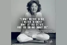 97岁的瑜伽导师，神情依然如同少女图片