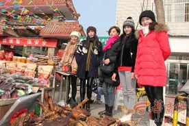 汉中5美女收来山货帮着老乡卖图片