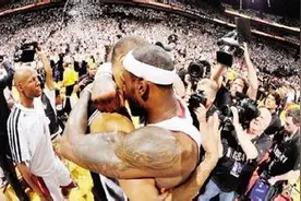 NBA球星紧紧拥抱的那一刻    看哭了！图片