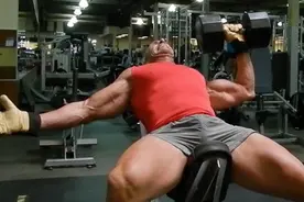 假如健身室只剩哑铃，怎样全面地训练胸肌呢？图片