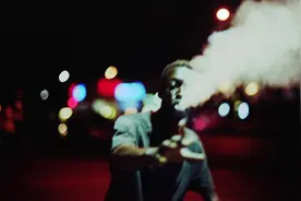 当夜幕来临，曼哈顿的哈林区是这样的图片