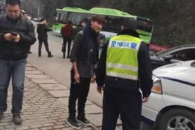 网曝陈坤重庆吃火锅开车被撞，原因是粉丝索要签名无果不惜撞车图片