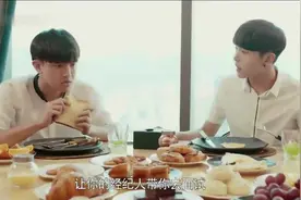 小伙和兄弟一起吃饭喝酒，喝多了被兄弟背回家过夜，醒来惊讶了视频封面