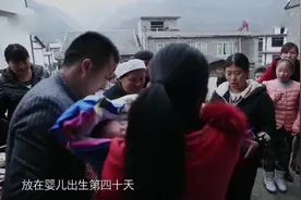 苗族传统民俗，产妇给新生儿穿背儿带，家人办酒宴给宝宝开荤视频封面