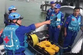 重庆坠江现场，蓝天救援队副队长含泪救援！遇难者中有其父亲……视频封面
