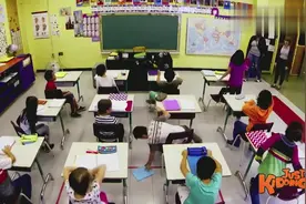 国外恶搞：刚过3点，老师还在讲台上，下面的孩子瞬间玩嗨了！视频封面