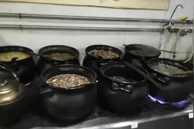 昨天王贺增大夫看诊到晚上7点多，火力全开，纯手工砂锅熬药中