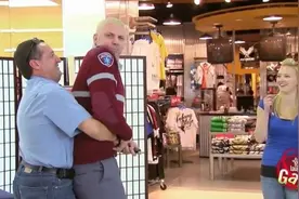 老外街头恶搞 商场里演示海姆立克急救法 结果屁声机又来捣乱视频封面