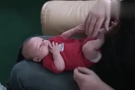 宝宝躺在爸爸腿上，很安静的看着爸爸超可爱的！视频封面