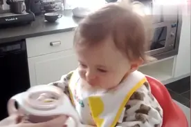 妈妈喂宝宝喝水，宝宝喝完之后露出了还想要的表情，看着好萌啊