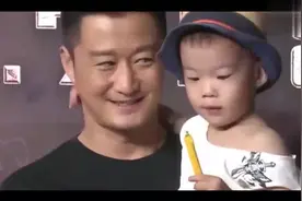 陈赫女儿陈天霸，吴京儿子吴所谓，但比起她儿子的名字都弱爆了！视频封面