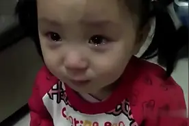 东北小姑娘哭着哄妈妈，还不忘往自己嘴里塞饼干，萌化了！视频封面