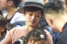 孙俪儿女等等小花正面照首曝，携儿女看篮球赛，一家人其乐融融！