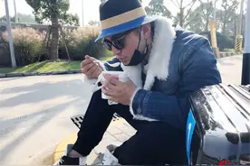 黄晓明蹲坐路边接地气喝粥 挨饿录节目满脸疲惫图片