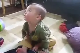 宝宝看着电视都能睡着，是电视不精彩还是自己太困了？视频封面
