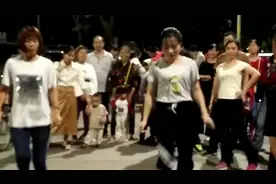 广州棠德小区广场舞年轻的小妹跳鬼步舞吸引围观人的眼球