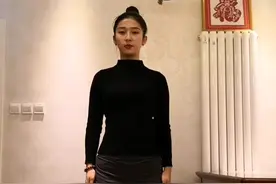 萌萌教练形意龙形搜骨法一，颈椎胸椎腰椎有问题的拿走，女士还能美体塑身练起来@抖音小助手