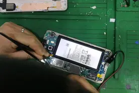 三星c7000机器重摔，主板有变形，客人拆开过，主板受损严重报废视频封面