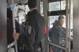 南京的公交车上有这样一群人在默默守护乘客安全视频封面