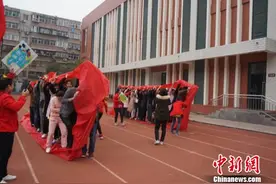 郑州举办单身青年爱情运动会 百余人参加求“脱单”(图)图片