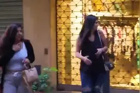 国外恶搞腹部突然伸出来一只手，美女被吓不轻你当你是罗宾啊视频封面