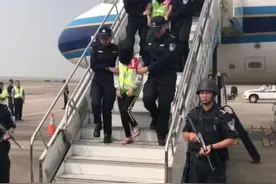 诈骗嫌疑人从菲律宾被押解回国！视频封面