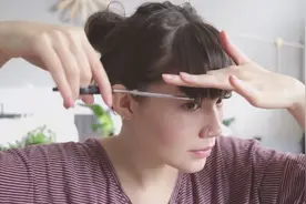 小姐姐将刘海剪齐平后，跟锅盖似的，看着可爱又个性！