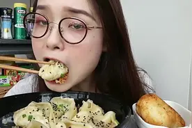 百变小姐姐吃醋大作战，无醋不欢呀！视频封面