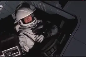 揭开头盔瞬间石化，太空中夫妻俩从此阴阳相隔，泪流满面视频封面