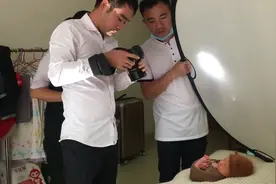 影楼上门为刚出生7天宝宝拍照，原来是这样拍的，宝宝被拍得好美视频封面