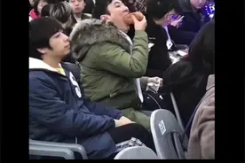 IG冠军，老板王思聪上台庆祝可怜没人抱，只好随便拉起别人来抱视频封面