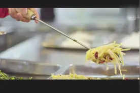 食堂阿姨盛菜时各种手抖，同学为了多吃菜，管阿姨都叫姐姐！