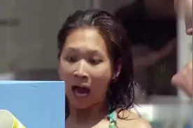 国外恶搞：路人买冰淇淋，机器伸出来一只手，把路人吓一跳！