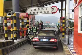 小车“载”摩托 门都关不上还要上高速图片