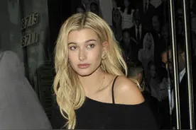 比伯好友海莉鲍德温穿吊带黑衣街头小秀香肩图片