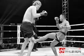 怀化拳王周志鹏“以小搏大”与韩国拳手崔洪万比赛图片