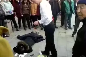 崇礼交警脱衣护伤者暖人身体更暖心图片