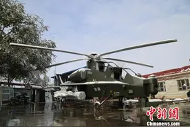 新疆呼图壁县：40多吨废旧钢铁变身16米长“直升机”图片
