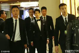杨洋获众保镖开道排场足 粉丝在栏杆外疯狂呼叫图片