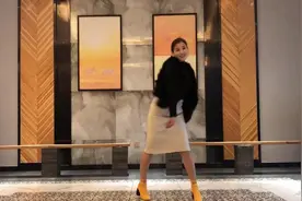 老姐在饭店大厅跳舞跳到一半时裙扣开了搞的好尴尬视频封面