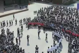 中学毕业班最后一次课间操，一首《海阔天空》响彻校园，感动