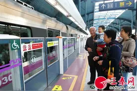 三号线今日通车 西安市民提前排队尝鲜“最美地铁”图片