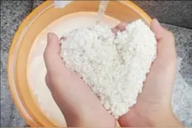 淘米水的妙用 淘米水可以治白发吗？图片