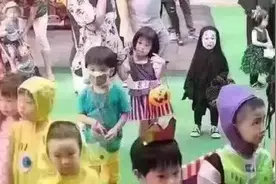 跪服“无脸男”吓哭同班小朋友！真实面目竟然是酱紫的图片