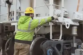 专业给火车换轮子，只需要两个人，原来这么简单视频封面