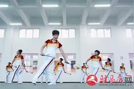 魅力柔力球 舞出夕阳红图片