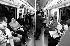 小寨地铁站两线“T”字换乘 平时客流和大客流换乘路线有所不同图片